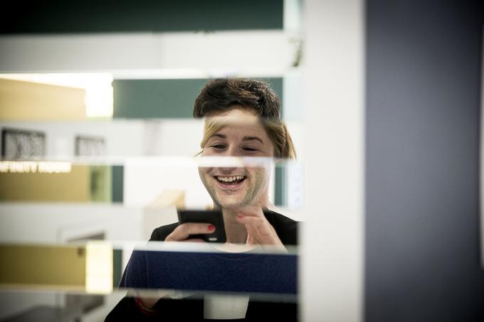 Razrezano ogledalo, v katerem lahko z nasproti stoječim obiskovalcem sestavite novo osebo.  | Foto: 