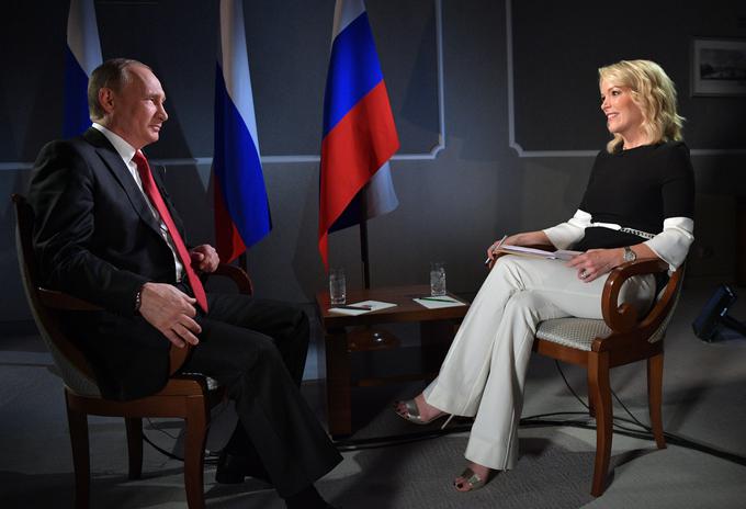 Lepotica in Vladimir Putin. Kellyjeva je v Putina zlasti "vrtala" z vprašanji glede domnevnih povezav med Kremljem in Trumpom pred lanskimi volitvami. | Foto: Reuters