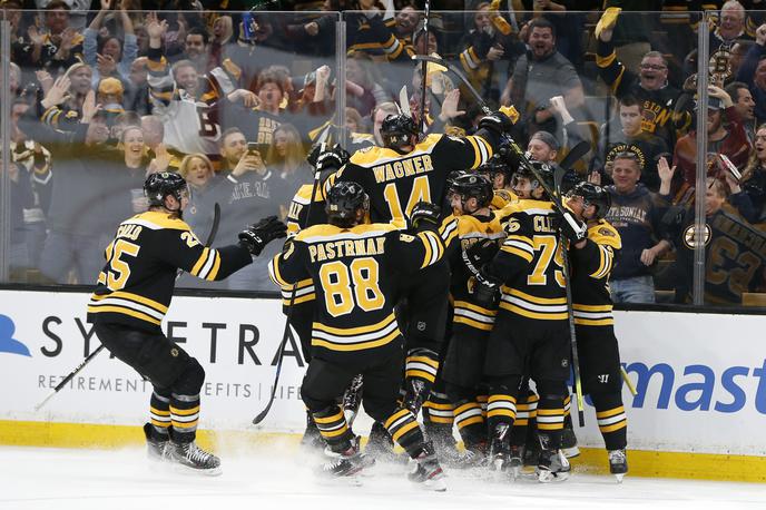 Boston Bruins | Hokejisti Boston Bruins se veselijo prve zmage. | Foto Reuters