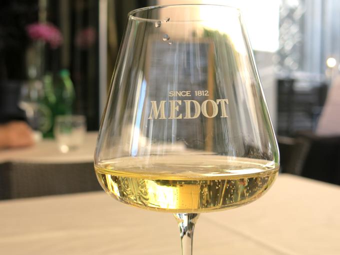 Šampanjca na kozarec ne točijo, a so k sreči Medotovi mehurčki več kot solidni. | Foto: Miha First