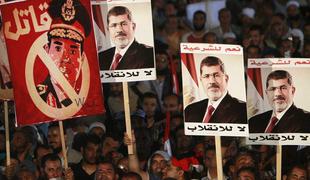Napetost v Egiptu narašča, Mursijevi privrženci vztrajajo