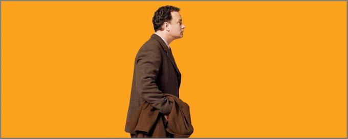 Viktor Navorski (Tom Hanks) pride iz majhne evropske državice v New York ravno v času, ko se v njegovi domovini zgodi vojaški prevrat. Ker je brez veljavnih dokumentov, se nastani na zapuščenem letališkem terminalu in vsak dan znova poskuša urediti dokumente za legalen vstop v ZDA. Tam si poišče delo, se spoprijatelji z osebjem in se zaljubi v stevardeso v podobi Catherine Zeta-Jones. • V soboto, 11. 12., ob 20.10 na HRT 1.*** | Foto: 