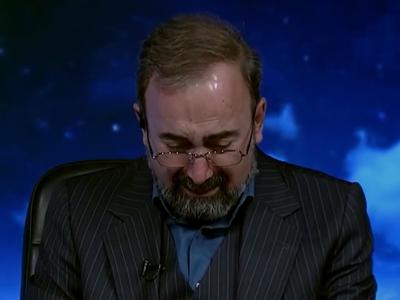 V solzah na iranski TV: voditelj sporočil smrt Alija Hameneja #video