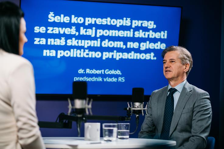 Dotaknil se je tudi razprav o oboroževanju. Opozoril je, da nekateri opozicijski politiki javno pozivajo k večji oboroženosti prebivalstva, ob tem pa poudaril, da več orožja ne pomeni več varnosti: "Oboroževanje nikjer ni izboljšalo varnosti." Kot primer je navedel Združene države Amerike, kjer je orožja med prebivalstvom največ. | Foto: Jan Lukanović