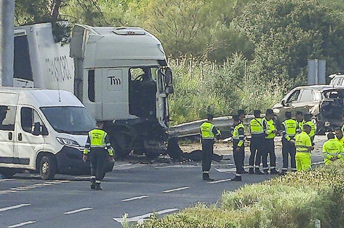 nesreča, Španija, tovornjak | Voznik tovornjaka naj bi vozil z veliko hitrostjo, v nesreči pa ni bil poškodovan, je poročala STA. | Foto Reuters