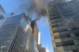 Velik požar zajel streho nebotičnika v središču New Yorka