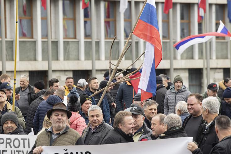 Med štirimi prednostnimi zahtevami so takojšnja vzpostavitev ukrepov za zaščito slovenskih kmetov in potrošnikov, zaščita kmetijskih zemljišč ter plačilo vseh omejitev in zahtev, ki jih nalaga država.  | Foto: STA