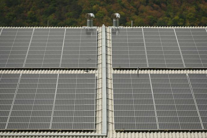sončne elektrarne | Višina nepovratne finančne spodbude bo znašala 500 evrov za kilovat (kW) inštalirane nazivne električne moči naprave za samooskrbo z električno energijo z baterijskim hranilnikom električne energije, vendar ne več kot 25 odstotkov upravičenih stroškov naložbe, ter 50 evrov za kW inštalirane nazivne električne moči naprave za samooskrbo z električno energijo brez baterijskega hranilnika električne energije, vendar ne več kot 25 odstotkov upravičenih stroškov naložbe, in sicer za največ 80 odstotkov vsote priključnih moči odjemnih mest. | Foto STA