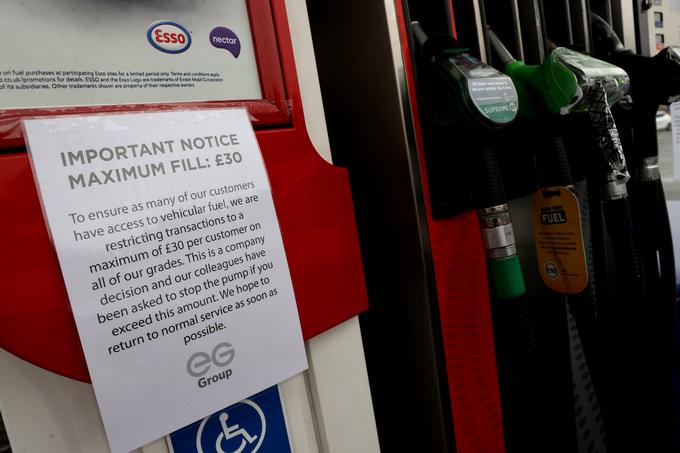 Opozorilo, da je dovoljeno natočiti le za 30 funtov goriva. | Foto: Reuters