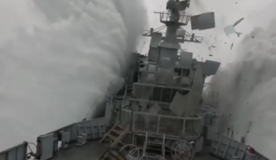 Torpedo zadel vojaško ladjo in jo popolnoma uničil #video