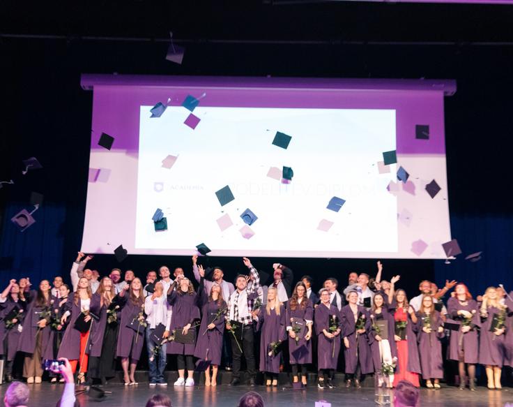 Svečana podelitev diplom na Višji strokovni šoli Academia, kjer diplomanti prejmejo dvojne diplome (SI in UK). | Foto: ACADEMIA D.O.O.