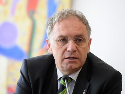 Hojs in njegova sekretarja z ministrstva odnesli računalnika in tablici