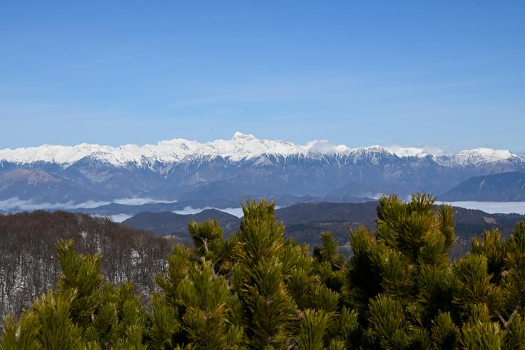 Zdaj je še čas za sredogorje s pogledom na dvatisočake. | Foto: Matej Podgoršek