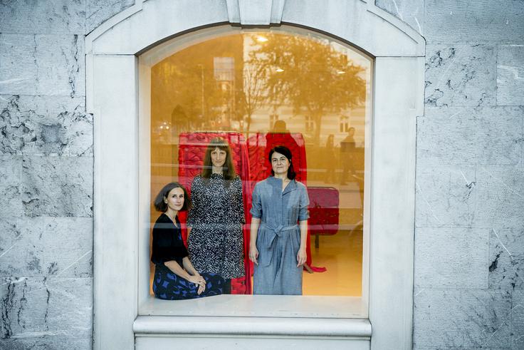 Ob 15. obletnici svojega delovanja so oloopke letošnjo jesen v Galeriji Kresija odprle začasen eksperimentalni laboratorij, kjer so skupaj z obiskovalci in obiskovalkami ter s gostjami raziskovale mnogotere vloge tekstila. Naslov projekta je bil Med znotraj in zunaj. | Foto: Ana Kovač