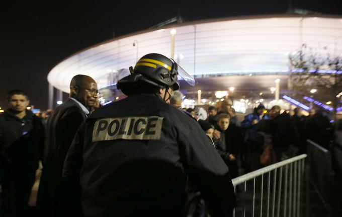 Ko so nogometaši na Stade de France igrali tekmo, se je v njegovi okolici dogajala drama. | Foto: Reuters