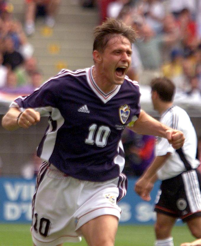 Dvoboj SP 1998 med ZR Jugoslavijo in Nemčijo, na katerem je Dragan Stojković, zdajšnji selektor Srbije, popeljal modre v vodstvo z 2:0, se je v Lensu končal z remijem (2:2). | Foto: Reuters