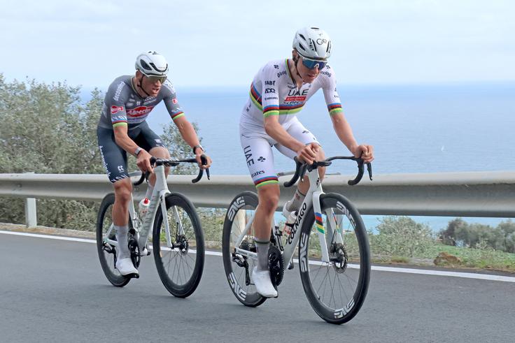 Tadej Pogačar in Mathieu van der Poel bi se lahko že prvi dan udarila za etapno zmago. | Foto: Guliverimage