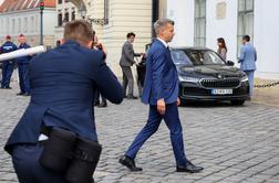 Peter Magyar vidno razburjen odkorakal iz predsedniške palače