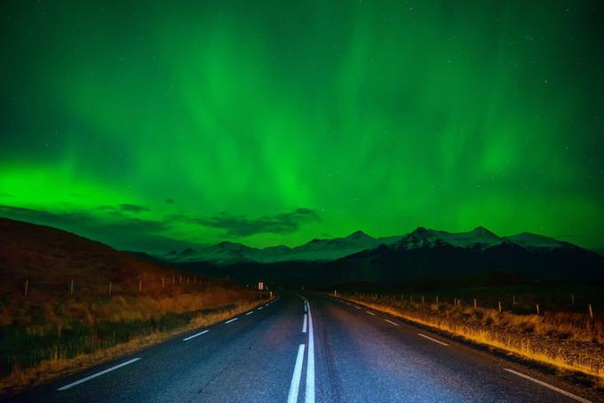Skoraj vsakdanji pojav - severni sij je viden kar med vožnjo. | Foto: Guide to Iceland