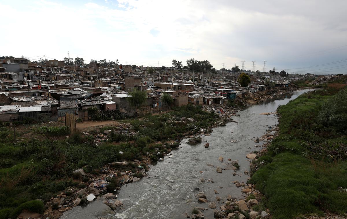 Johannesburg poplave | Deroča voda je odnesla dve osebi in na kraju dogodka so potrdili njuno smrt, je še dejal Mulaudzi. | Foto Reuters