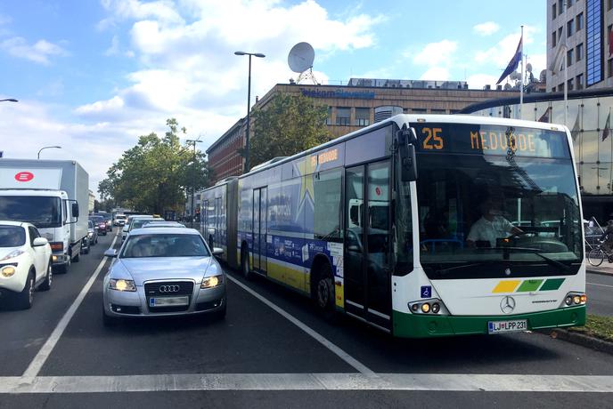 Slovenska realnost: Vzeli bi nam avto, a brez njega ne moremo