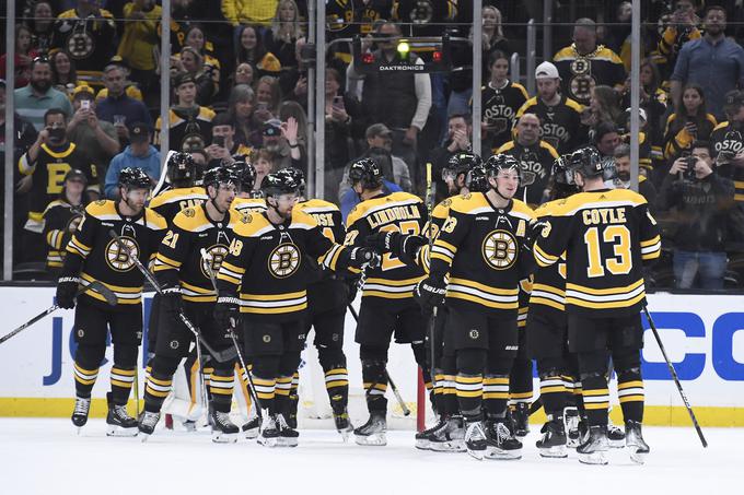 Boston Bruins so na vzhodu od napredovanja v naslednji krog končnice oddaljeni le še eno zmago.  | Foto: Reuters