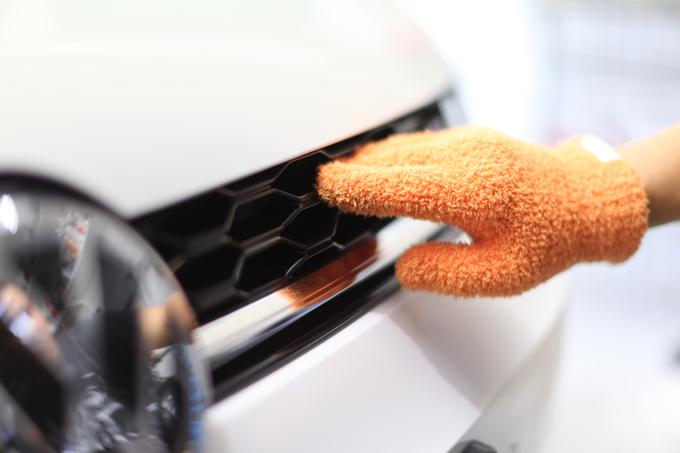 Posebne rokavice za dostop in čiščenje najtežje dostopnih delov avtomobila. | Foto: Gregor Pavšič