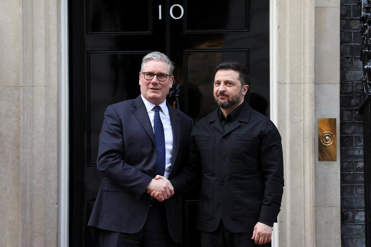 Britanski premier Keir Starmer in ukrajinski predsednik Volodimir Zelenski med torkovim srečanjem v Londonu | Foto: Reuters