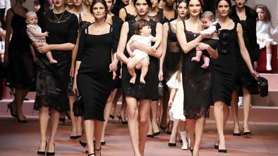 Otroci in nosečnica na modni reviji Dolce&Gabanna