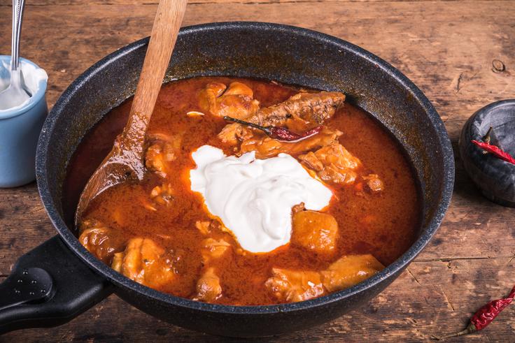 K paprikašu se prileže žlica kisle smetane. | Foto: Shutterstock