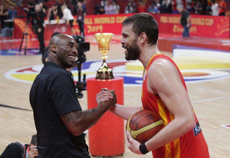Kobe Bryant je čestital Marcu Gasolu. | Foto: Reuters