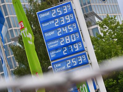 Nemci se bojijo treh evrov za liter dizla, Tesla hkrati s protiudarcem