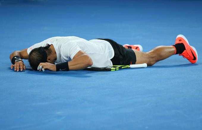 Rafael Nadal je po zmagi v polfinalu ulegel na tla. | Foto: Guliverimage/Getty Images