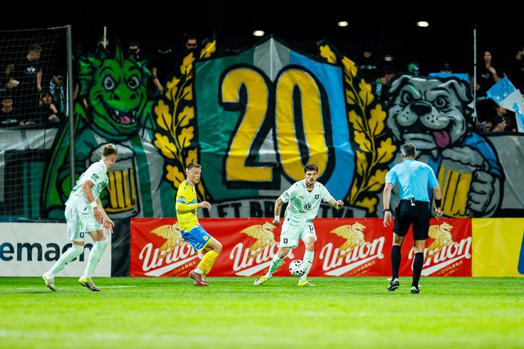 Navijači Olimpije so na dvoboju v Kopru proslavili 20-letnico bratstva s poljskimi navijaškimi soborci. | Foto: Aleš Fevžer