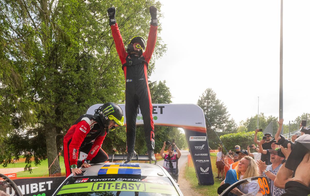 Oliver Solberg | Oliver Solberg in Elliot Edmondson v cilju relija po Estoniji | Foto Red Bull