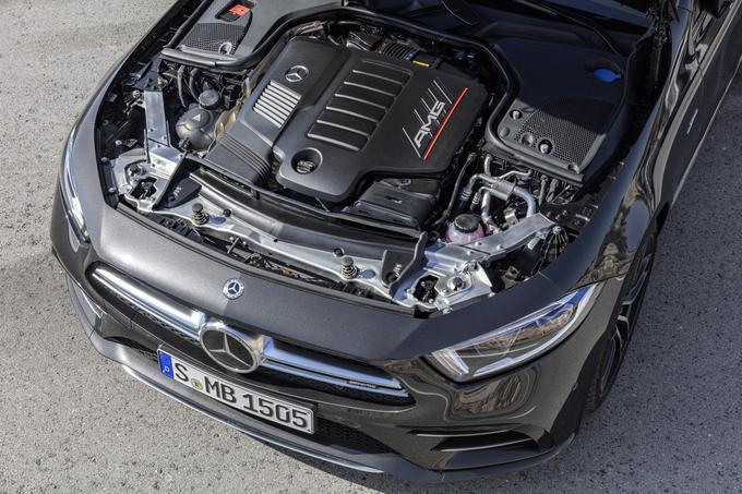 Trilitrski šestvaljnik ima vgrajeno eno običajno turbino, električno gnani pomožni kompresor in elektromotor EQ Boost med menjalnikom in motorjem. | Foto: Mercedes-Benz