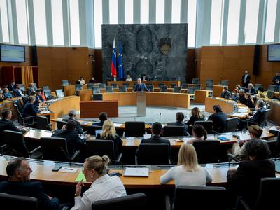 Koalicija za obvezno testiranje funkcionarjev na droge, razprava tudi o konoplji
