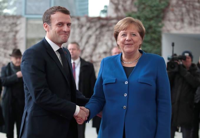 Tako Emmanuel Macron kot Angela Merkel si v videu prizadevata za boljši jutri. | Foto: Reuters