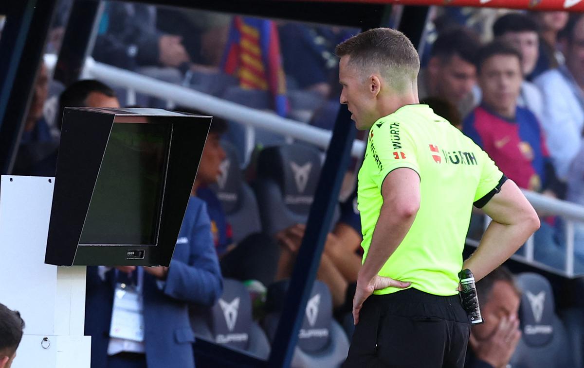 Real Madrid : Barcelona | Alejandro Jose Hernandez se je znašel pod plazom kritik. | Foto Reuters