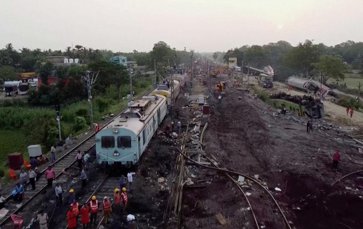 železniška nesreča, Indija | Povedal je le, da je vzrok nesreče povezan s spremembo, ki je nastala na elektronskih signalno-varnostnih napravah. "Kdo je to storil in kako se je to zgodilo, bo znano po preiskavi," je dodal indijski minister Vaishnaw. | Foto Reuters