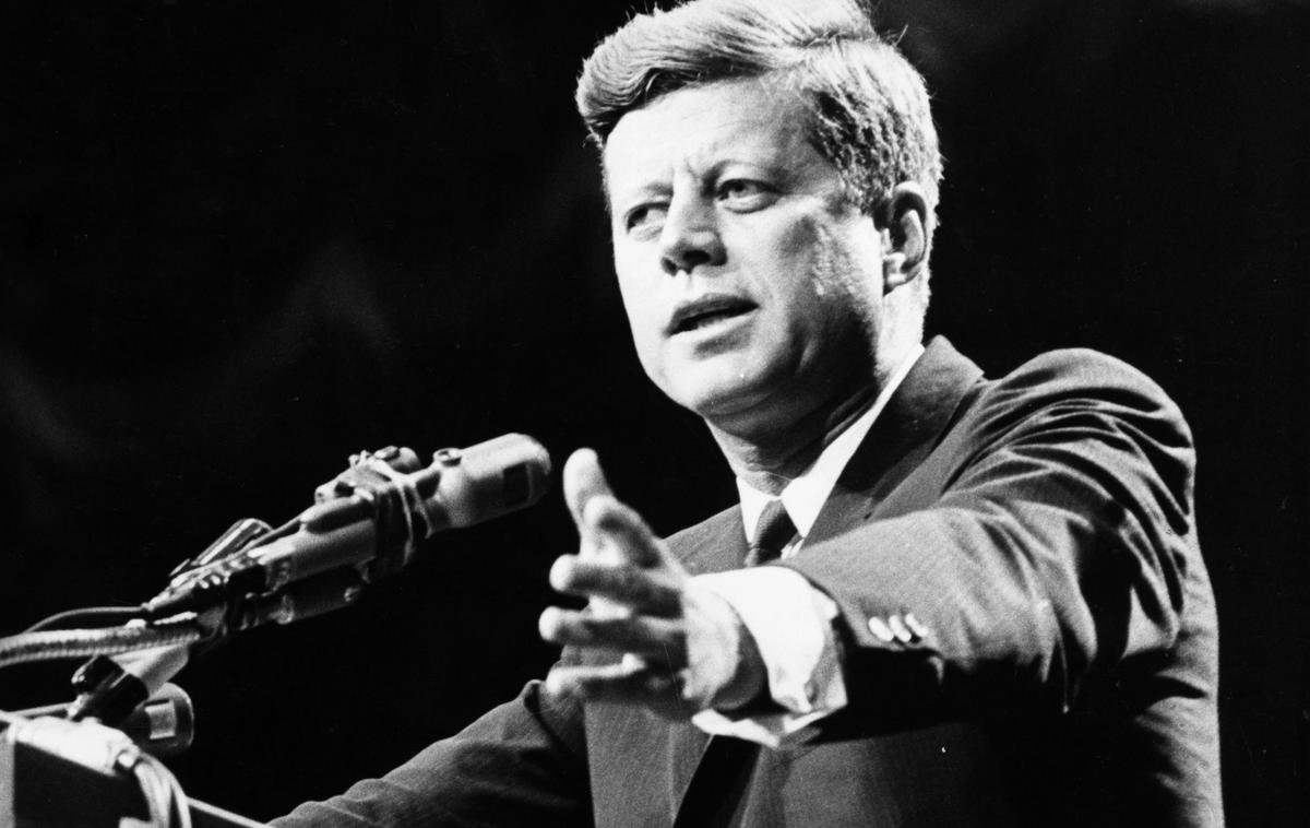 John F. Kennedy | S tem zadnjim svežnjem naj bi bilo zdaj objavljenih že 97 odstotkov vseh dokumentov na to temo, ki so v lasti ameriške vlade, kar pomeni okoli pet milijonov strani. | Foto Getty Images