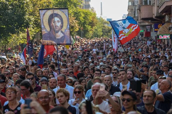 Protesti, Srbija | Protestniki so na stopnice pred sodiščem polili rdečo barvo, skandirali protivladne slogane in pozivali k predčasnim volitvam. | Foto Reuters