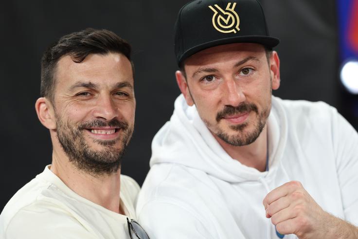 Upokojeni Mitja Gasparini je bil v torek vseskozi z ekipo, srečanje je ob igrišču spremljal v družbi Dejana Vinčića, ki ga je na tem turnirju zaradi težav s poškodbo zamenjal Uroš Planinšič. | Foto: www.alesfevzer.com