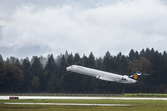 Lufthansa Brnik | Iz Lufthanse so v ponedeljek sporočili, da bodo število načrtovanih letov zmanjšali za 25 odstotkov. | Foto STA