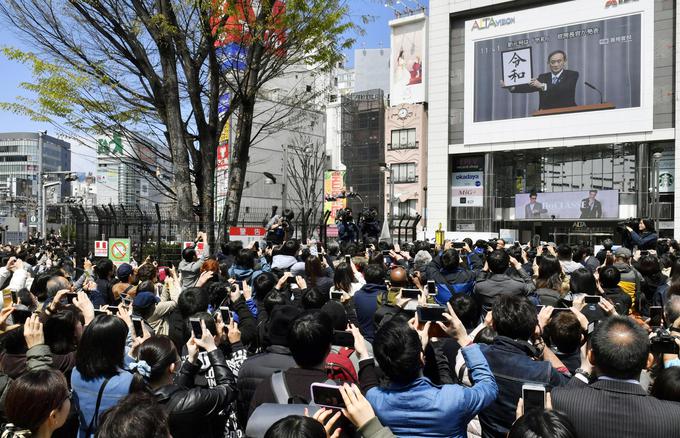 Razkritje imena novega obdobja so lahko Japonci na ulicah glavnega mesta Tokio spremljali s prenosom v živo.  | Foto: Reuters