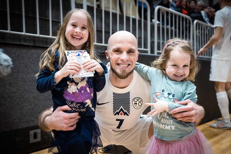 Hčerki Zoja in Sofija sta njegovi veliki navijačici. | Foto: Jure Banfi