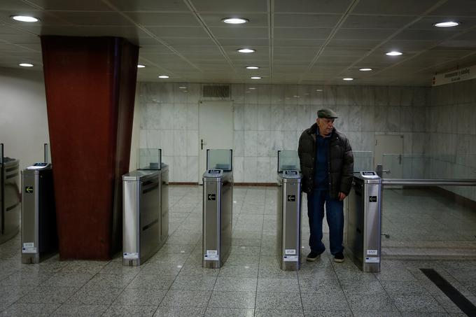 Podzemna železnica v grški prestolnici stoji tudi danes, ker se v Grčiji krepi val stavk zaradi načrtovanih sprememb zakona o stavki. | Foto: Reuters
