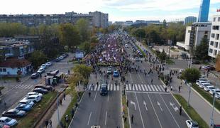 Množica študentov na poti v Novi Sad: to so posnetki iz zraka #video