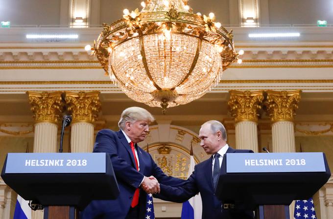 Prvi vrh voditelj velesil se je začel s približno enourno zamudo. Trump je ob začetku izpostavil pomen dobrih odnosov z Rusijo, Putin pa je napovedal, da bosta govorila o dvostranskih odnosih in o kriznih žariščih v svetu. | Foto: Reuters