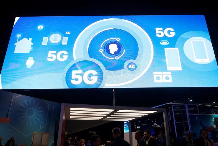 5G v nasprotju s trenutno aktualnim omrežjem 4G sicer prinaša višje hitrosti mobilnega interneta, a to ni njegova glavna prednost: poglavitni lastnosti 5G sta nizek dostopni čas in zmogljivost. Prva lastnost pomeni skrajšan čas komunikacije, kar bo še posebej pomembno pri uvajanju samovoznih avtomobilov, ki bodo ves čas komunicirali med sabo, druga pa, da bo do mobilnega interneta s tehnologijo 5G pri zelo visoki hitrosti in od kjer koli, tudi med potovanjem na superhitrem vlaku, hkrati lahko dostopalo do tisočkrat več naprav kot danes.  | Foto: Reuters